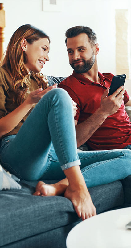 Ein Ehepaar, dass sich über die Beratung von SMART24HRS.COM freut