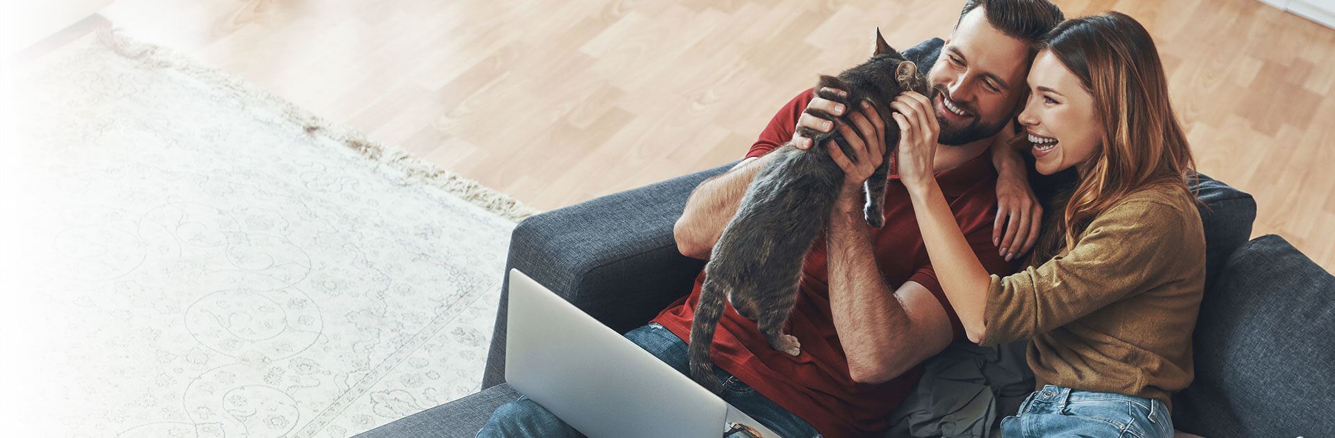 Ein Ehepaar, dass sich über die Beratung von SMART24HRS.COM freut